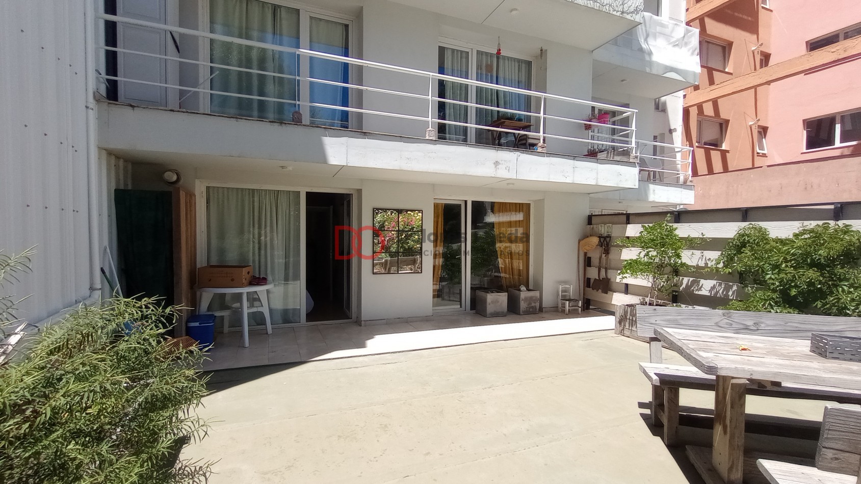 Planta baja con jardin urbana